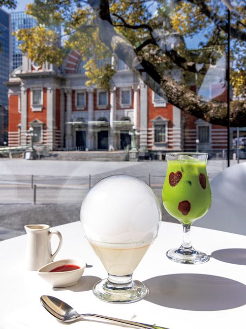 リニューアルされたカフェのオリジナルメニュー。ガラス越しに中央公会堂や堂島川が見える。