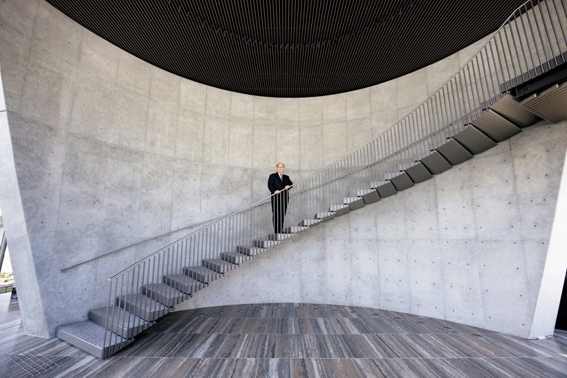 「大阪市立東洋陶磁美術館」。リニューアルされたエントランス。曲面のコンクリート壁に沿うよう階段を設置。上った先に展示スペースがある。