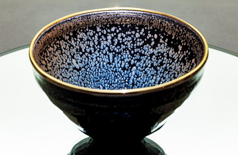 収蔵品の一つで、国宝の「油滴天目茶碗」。