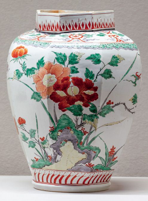 同館が「大阪の宝」の一つにも選出した「色絵牡丹椿文八角壺」。