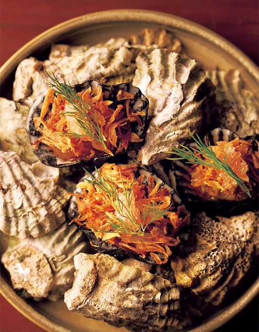 タイ産の小ぶりのかきをチリオイルでコンフィし、揚げたエシャロット、フィンガーライムと合わせた前菜。貝殻も食べられる。