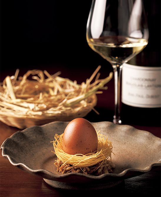 追加でオーダーできる店のシグニチャーメニュー“THE NEST”350バーツ。地鶏の肉をほぐして鶏のスープで調理、真空調理で半熟に仕上げた卵、揚げた米のバーミセリと混ぜていただく。