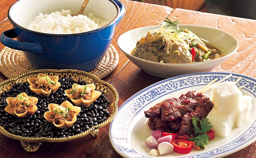 左から、海老のタルトレット、ビーフサテ、白ターメリックを使い4時間煮込んだ牛すね肉のグリーンカレー。5種類の料理とご飯で1人950バーツ～。