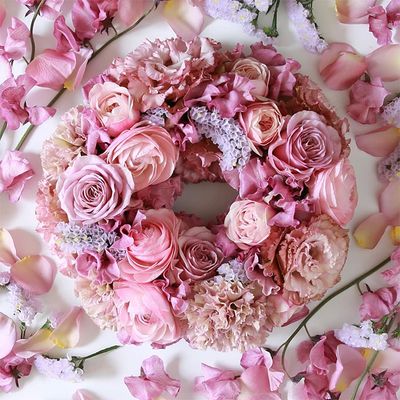 パステルピンクにくいみ系のピンクを加え、かわいらしさの中に大人っぽさもあるテーブルリースに。大輪のフリンジ咲きカーネーション‘シャララ ピコ’、同じような色合いのリシアンサスとバラ、そしてアクセントにごく淡い紫のスターチスを加えています。直径約20cmのフローラルフォームを使用。