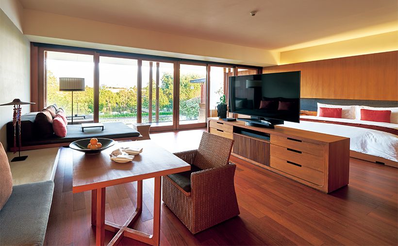 開放的な眺めが魅力の「カサラ リバービュー スイート」。リビング、ダイニングスペースも広くとられている。1泊1室1万8375バーツ～。