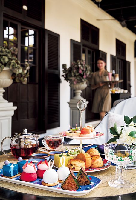 スコーンにクロテッドクリーム、きゅうりのサンドイッチなど、英国のスタイルを踏襲したアフタヌーンティー。14時～17時で1名990バーツ～。紅茶はTWGが用意される。