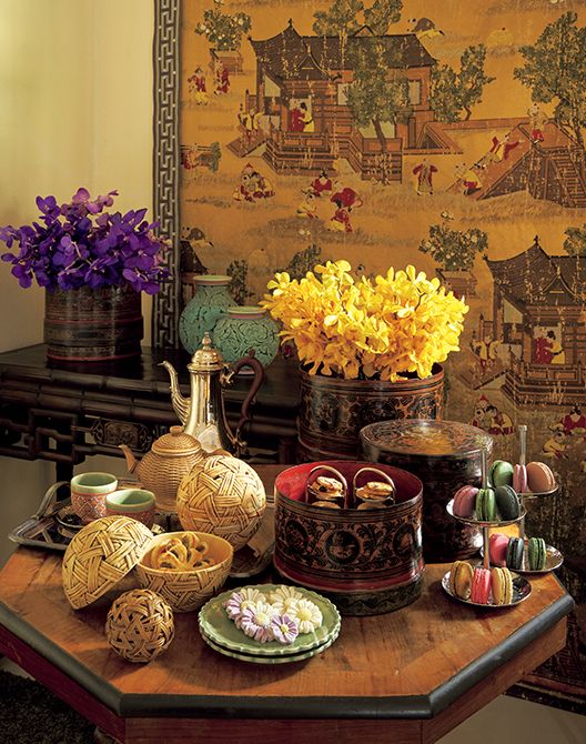 チェンマイの旅の思い出を取り入れたお茶の時間のセッティング。タペストリーにしたのはジム トンプソンで出合ったシノワズリな布地。漆のヴィンテージ ティーボックス、イギリスのアンティークシルバーのティーポット、セラドン焼の器、東洋と西洋の垣根を超えて、すべてが美しく響き合っている。