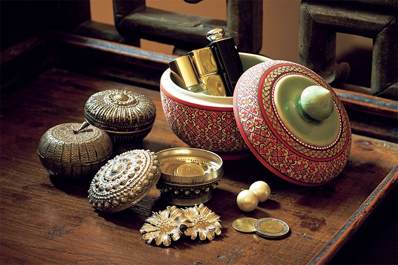 「バーン セラドン」（84ページ）にオーダーした蓋物には口紅などの化粧品を、ヴィンテージの銀の蓋物にはコインやアクセサリーを入れて。