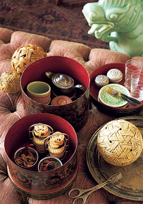 本体にはお菓子を盛った器を入れ、蓋は裏返してポットやカップを収納。中蓋はグラスや取り皿を置くトレーに。