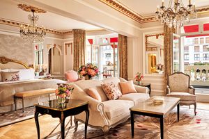 名門ホテル「ホテル・プラザ・アテネ」の新装スイートルームがお目見え