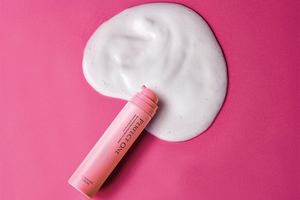 賢く活用したい1品7役の時短コスメ。炭酸泡のオールインワン美容液