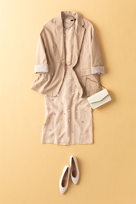 ジャケット10万5,600円／リアルト クアラントット（サン・フレール）、トップス7万3,700円、スカート9万4,600円／セブンティ ヴェネツィア（サン・フレール）、バッグ（参考商品）／セラピアン（リシュモン ジャパン株式会社 セラピアン）　シューズ12万6,500円／ジャンヴィト ロッシ（ジャンヴィト ロッシ ジャパン） 、ネックレス/スタイリスト私物