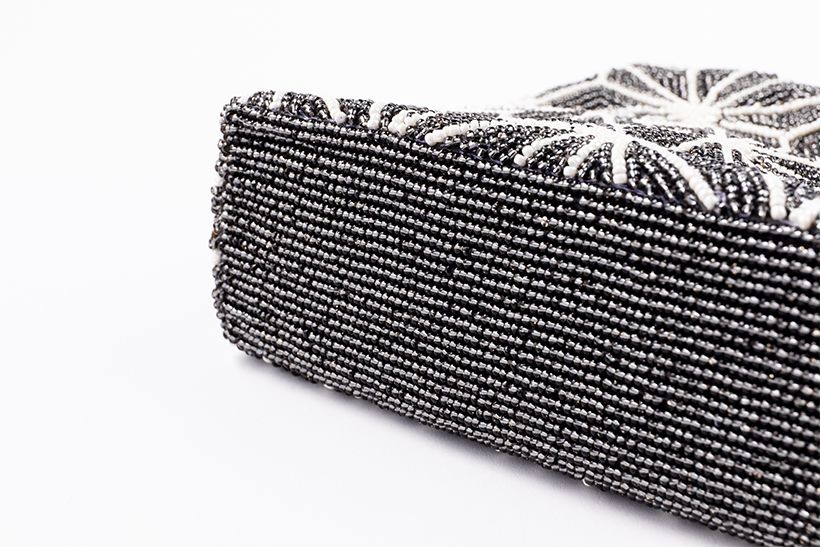 バッグの底はグレーベースのビーズ1色です。とても丁寧な刺繍が施されており、バッグのどこを触っても、気持ちいいほどなめらか。