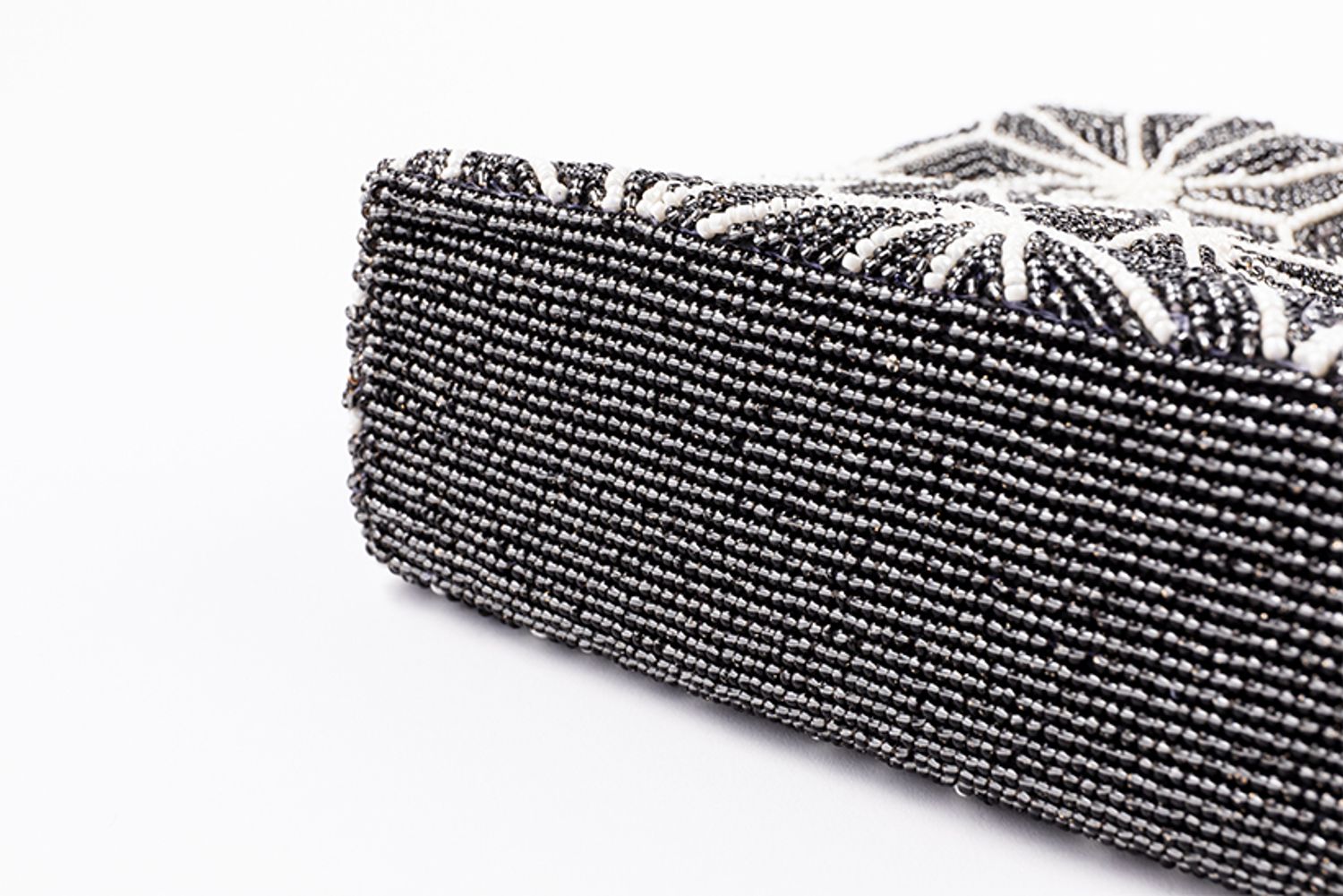 バッグの底はグレーベースのビーズ1色です。とても丁寧な刺繍が施されており、バッグのどこを触っても、気持ちいいほどなめらか。