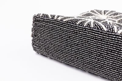 バッグの底はグレーベースのビーズ1色です。とても丁寧な刺繍が施されており、バッグのどこを触っても、気持ちいいほどなめらか。