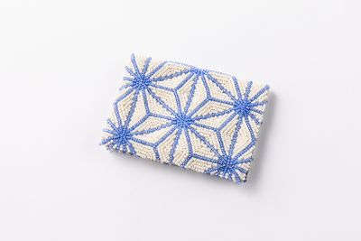 裏表ともに麻の葉柄が刺繍されています。形状はしっかりとしていますが、レザーよりは柔らかく薄い仕様なので、きものの襟元や帯に挟んで収納することも可能です。