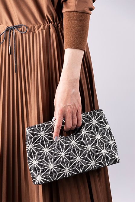 全面ビーズなのに、とても軽量。携帯や長財布、メイクポーチも過不足なく収まるサイズ感で、手に持っても、小脇に抱えてもお洒落に映えるバッグです。