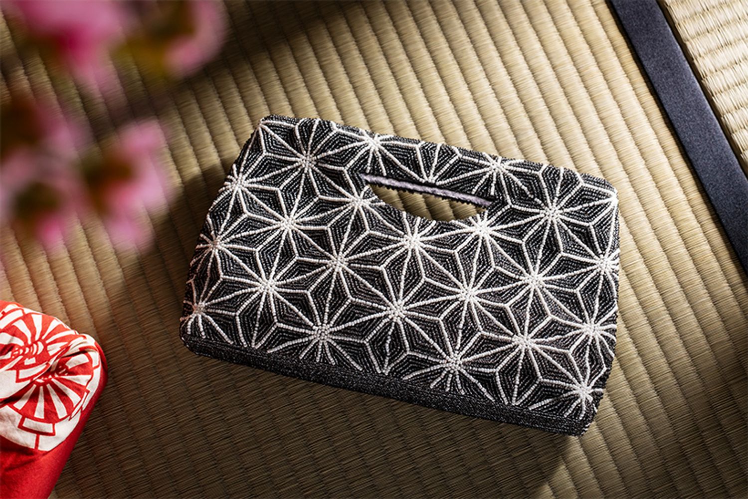 ミニスクエアトート 麻の葉（約横26.5×縦16.5×マチ6cm）3万3880円／ニナ バッグズ