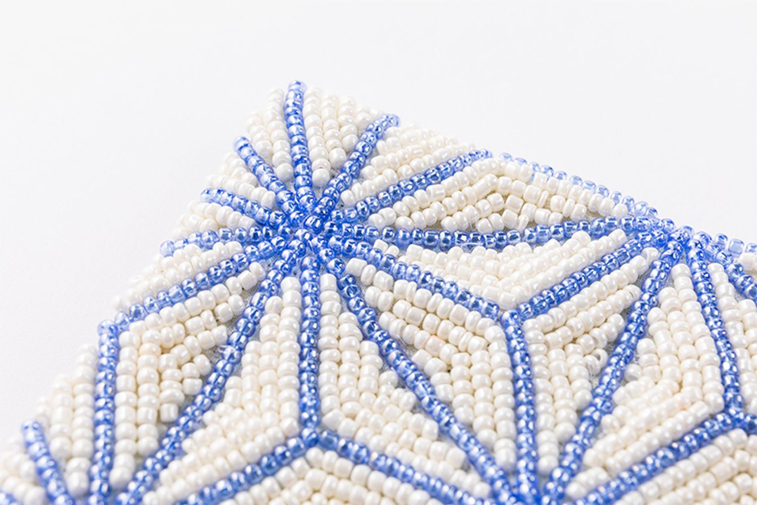 小さいアイテムながらも、オートクチュール刺繍の技は随所に。ひと針ひと針、職人が丁寧な手仕事で仕上げており、ほつれることがほとんどありません。またビーズのクオリティがとても高く、汚れにくいのも特徴です。