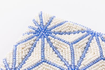 小さいアイテムながらも、オートクチュール刺繍の技は随所に。ひと針ひと針、職人が丁寧な手仕事で仕上げており、ほつれることがほとんどありません。またビーズのクオリティがとても高く、汚れにくいのも特徴です。