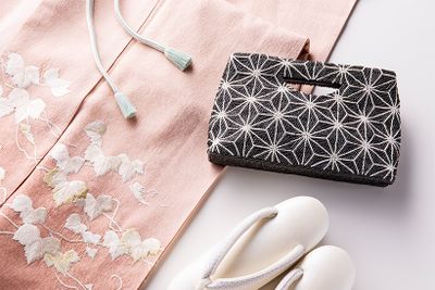 表面にまったく引っかかりのない仕上がりはさすがオートクチュール刺繍ならでは。どんな装いでも安心して合わせることができます。クチュール感があるバッグなので、きものにもドレスにもフィットする、汎用性の高さも見逃せないポイントです。