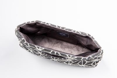 仕切りとなるコンパートメントはなく、小さなポケットが1つ。シンプルな構造で、ひと目で中が見渡せます。内側はシックなグレーにしました。