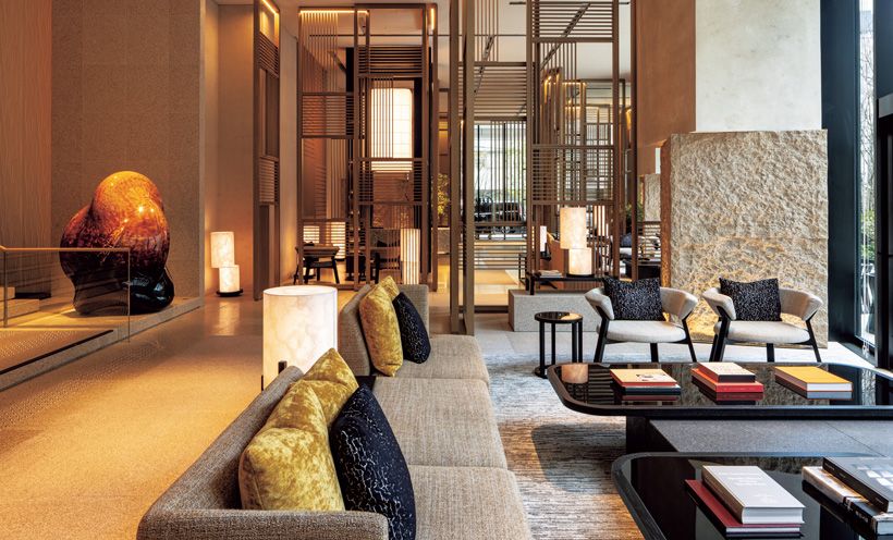 モダンなアート作品が飾られたロビー。