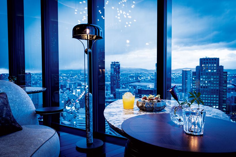 パノラマビューが圧巻の「バー・ポタ」。スパイス香る「大阪アイスティー」2800円。アボカドに柚子をきかせた「スパイシーツナ」1900円。