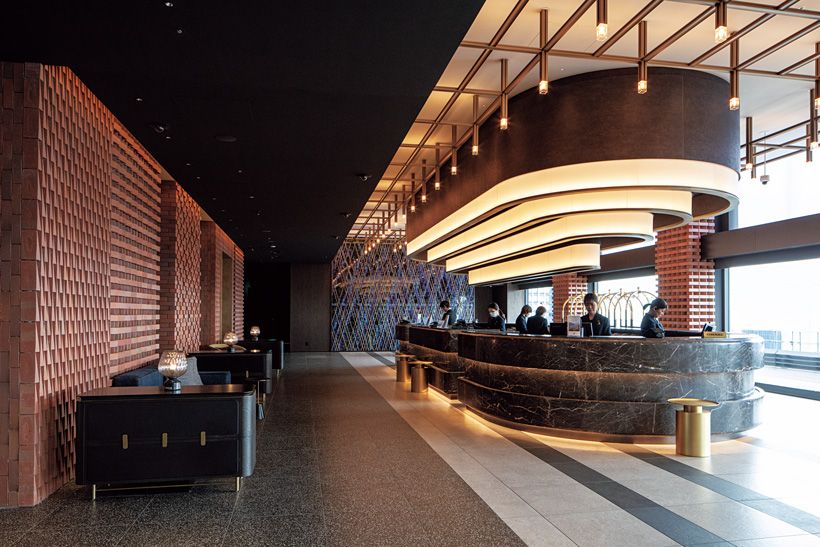 窓越しに大阪の街の眺望が広がり改札を彷彿させるフロント。