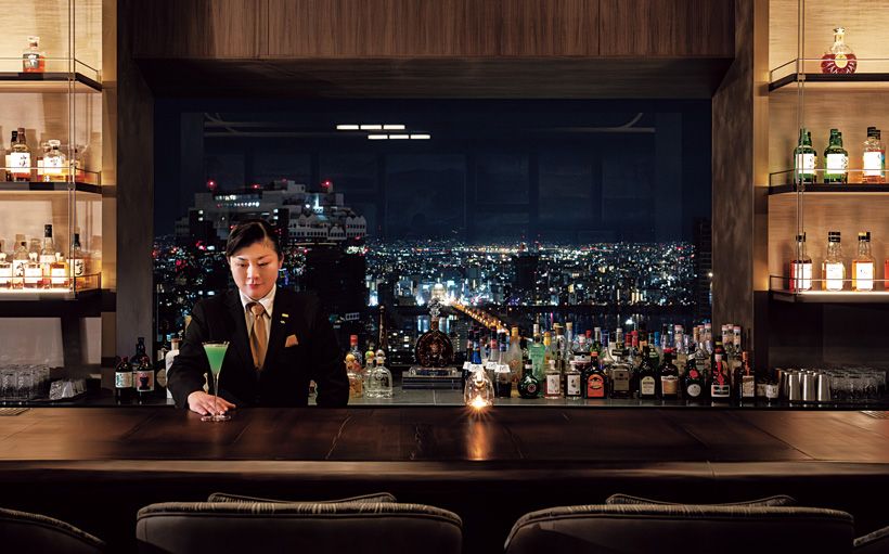 ノスタルジックな世界とお酒を提供するマスターの中山陽子さん。女性一人でもリラックスできる居心地のよい空間。