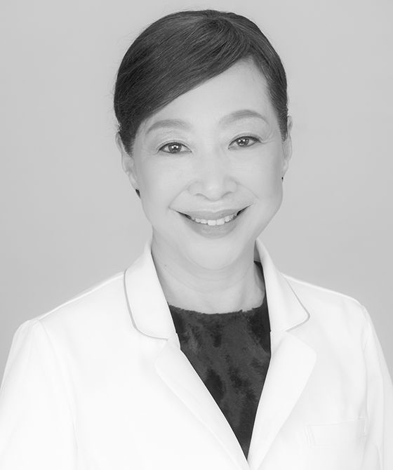 おりと・よしこ　兵庫医科大学を卒業後、神戸大学医学部附属病院で内科医として研修。周産期医療を専門とするパルモア病院に勤務し、母性内科と女性心療内科を立ち上げて、内科疾患を合併している妊娠や女性のメンタルヘルスの診療に従事する。神戸海星病院、東京慈恵会医科大学などに勤務後、現職。トラウマの研究・診療にも注力する。