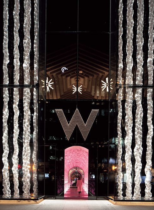 Wのネオンが印象的な外観は大阪出身の建築家・安藤忠雄さんがデザインを担当。