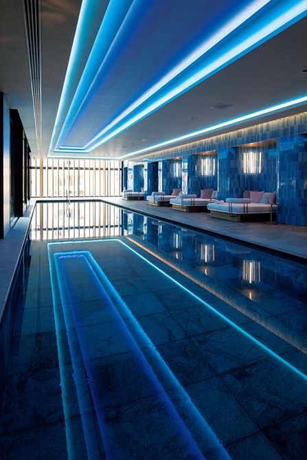 ネオンが美しいプール。