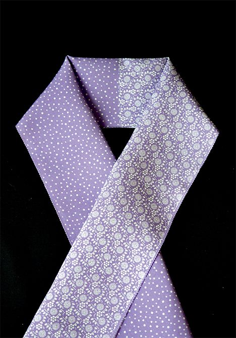 霰あられと小花の二つの柄を組み合わせた半 衿は、優しげなラベンダーカラーで上 品な印象。気分や着こなしに応じて、 どちらを前に出しても楽しめます。