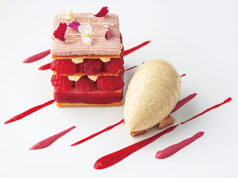 タイベリーをクリームやムースに用いたデザート。コースは昼1万5400円〜、夜2万2000円〜（サービス料別）。