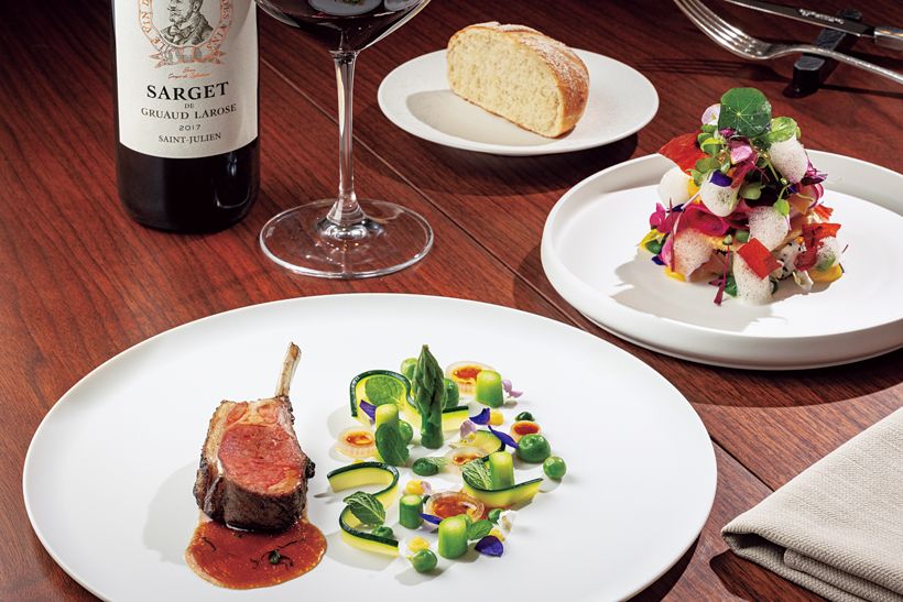 「仔羊のロースト」と、3種類のソースと木いちごのチップで味わう「季節の野菜とフルーツのサラダ」。