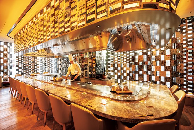 森田恭通氏によるインテリアと黒田征太郎氏のアートが融合する活気溢れる店内。