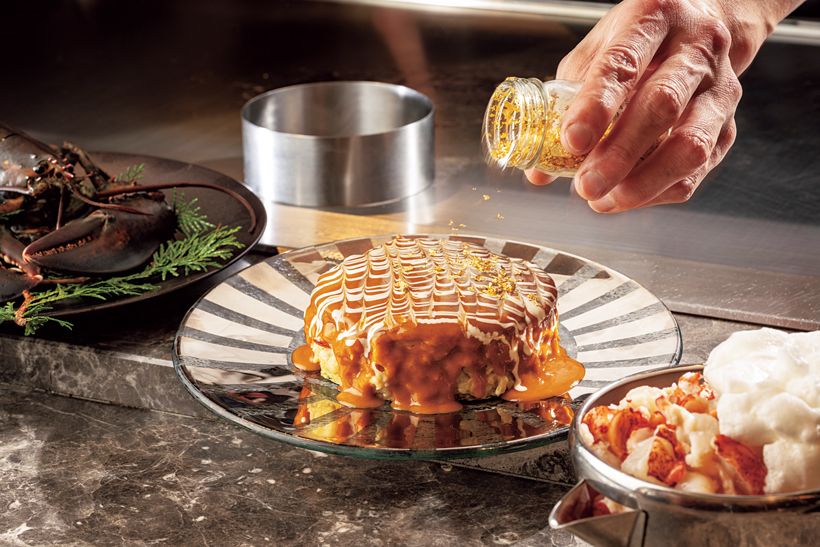 オマール海老のお好み焼き5000円。コシノジュンコさんは牛肉お好み焼きのフォワグラのせを特別オーダー。