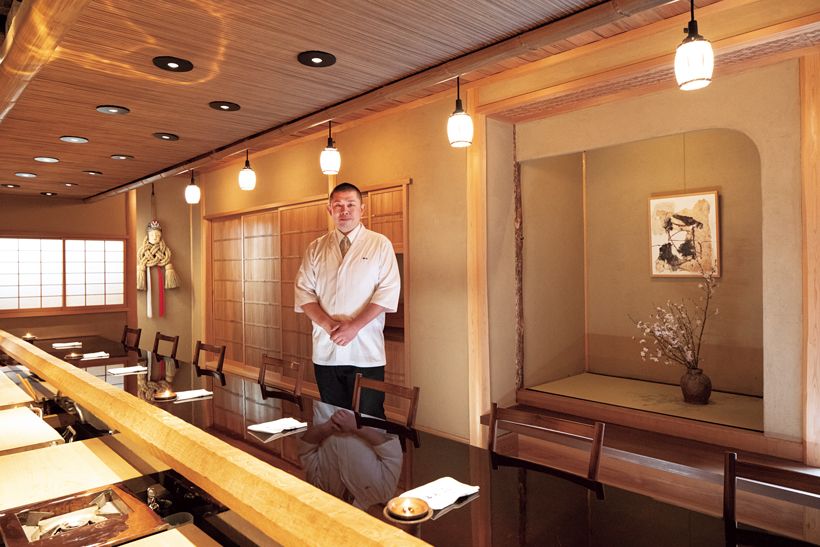 江戸中期から続く茶道具商「谷松屋戸田商店」の戸田 博会長のアドバイスを受けながら高みを目指す、栫山一希さん。昼2万2000円、夜3万6300円。