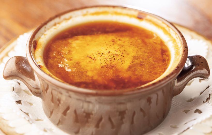 1週間かけて仕込むコンソメスープで作るオニオングラタンスープ1320円〜。