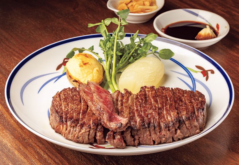 産地を決めず、目利きした黒毛和牛のサーロインとヒレを使用。ステーキ200グラム1万4300円。