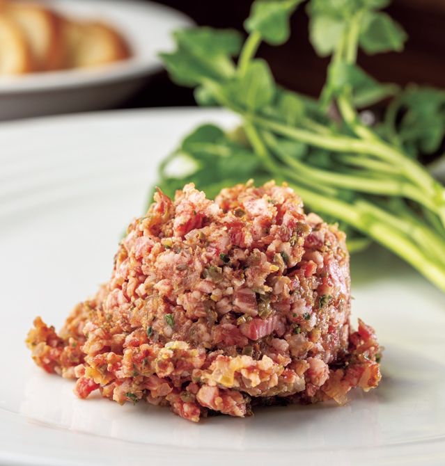 リブロースのミンチと10種類以上の素材を合わせたタルタル3300円〜。