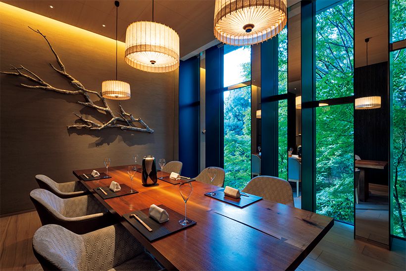 カウンターのほかに、4名用と6名用の2つの個室も完備されており、個室からも「積翠園」を眺めることができます。