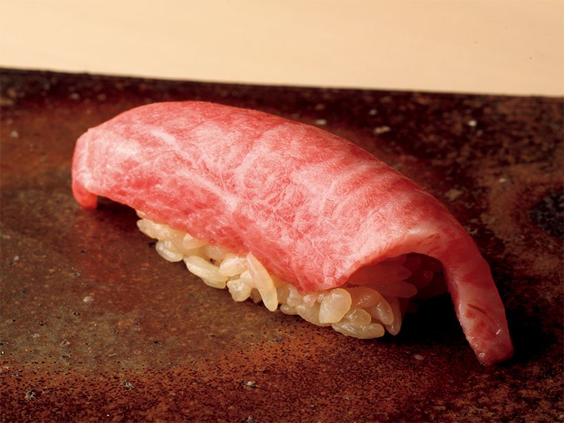 「鮨 銀座おのでら」は、銀座に本店を構える鮨 の名店。自慢の鮪をはじめ、極上の食材を用いて一 貫ずつ丁寧に握ります。下◇「鮨 銀座おのでら フォ ーシーズンズホテル京都」の料理長・久保卓弥氏。