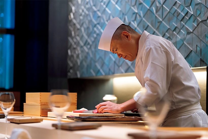 「鮨 銀座おのでら フォ ーシーズンズホテル京都」の料理長・久保卓弥氏。