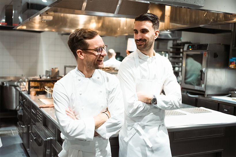 「Le Meurice Alain Ducasse」のエグゼクティブシェフ、アモリー･ブウール氏（右）と、「MUNI ALAIN DUCASSE」のエグゼクティブシェフ、アレッサンドロ･ガルディアーニ氏。