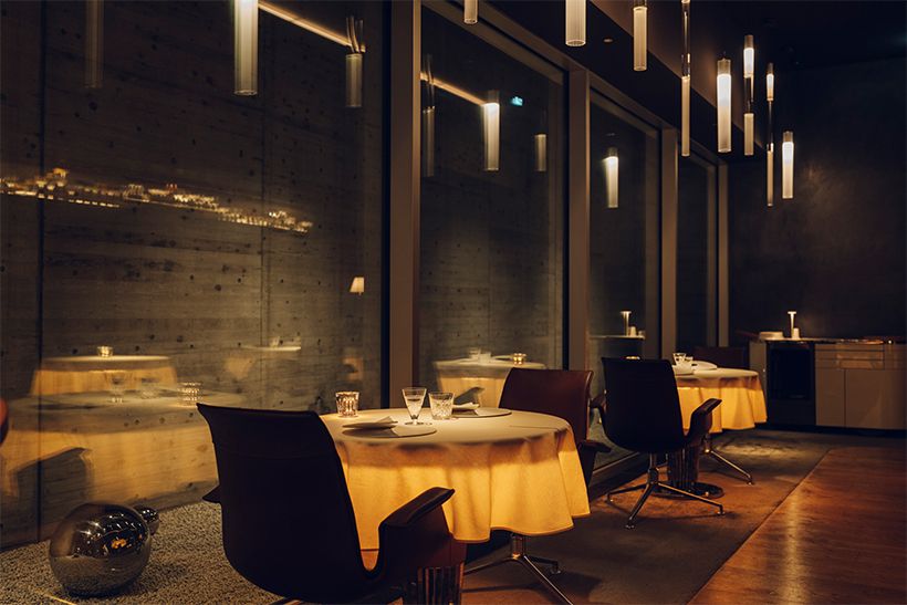 フォーハンズディナーの会場となった「MUNI  KYOTO by 温故知新」のメインダイニング「MUNI ALAIN DUCASSE」。アラン・デュカス氏の好みがそこかしこに感じられる、モダンかつエレガントな空間。