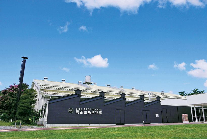 展覧会が行われる「岡谷蚕糸博物館 シルクファクトおかや」は、製糸工場を併設する、ほかに類を見ない博物館。日本の近代化の礎を築いた蚕糸業の歴史、文化を未来に伝え、新しいシルクの世界を提案しています。