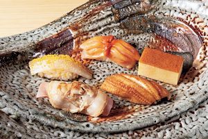 魚の知識を生かした鮨と、ホテル仕込みのホスピタリティが魅力。京都「鮨 優羽」