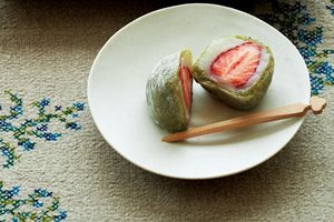 本間節子さんのさわやか日本茶レシピ　いちご大福には深蒸し煎茶「さえみどり」を使って